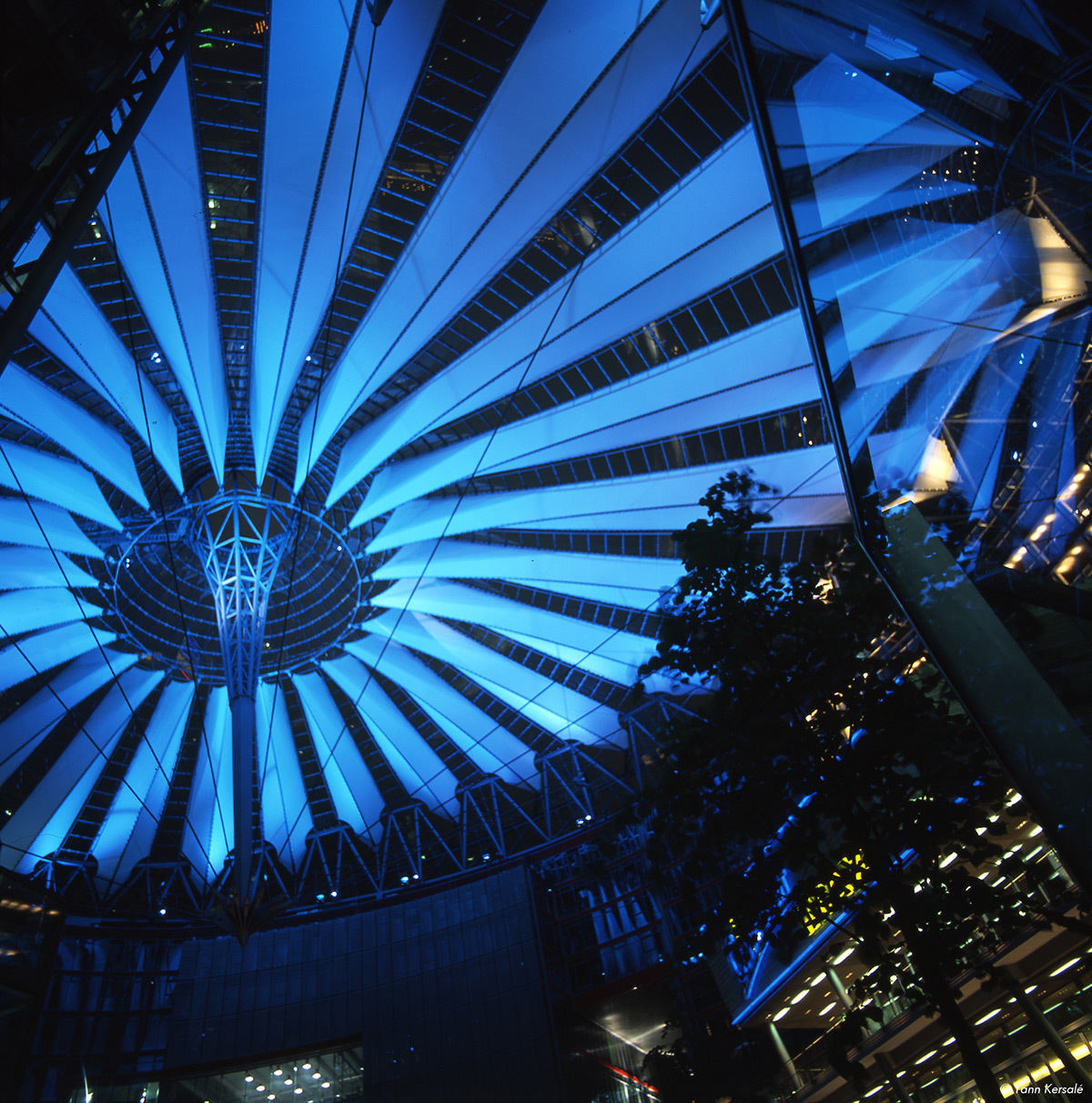 « In Out » – Yann Kersalé, AIK – Sony Center, Berlin, Allemagne (2001)