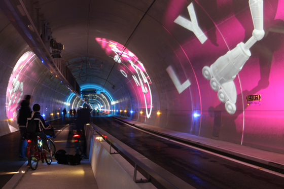 Entrée-Tube-modes-doux-de-Lyon,-France,-Europe---Scénographie-Skertzo---Photo-Vincent-Laganier