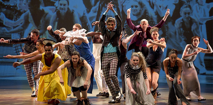 Contact, de Philippe Découflé Mise en scène et chorédraphie : Philippe Decouflé Créateur lumière : Patrice Besombes Photo : Laurent Philippe