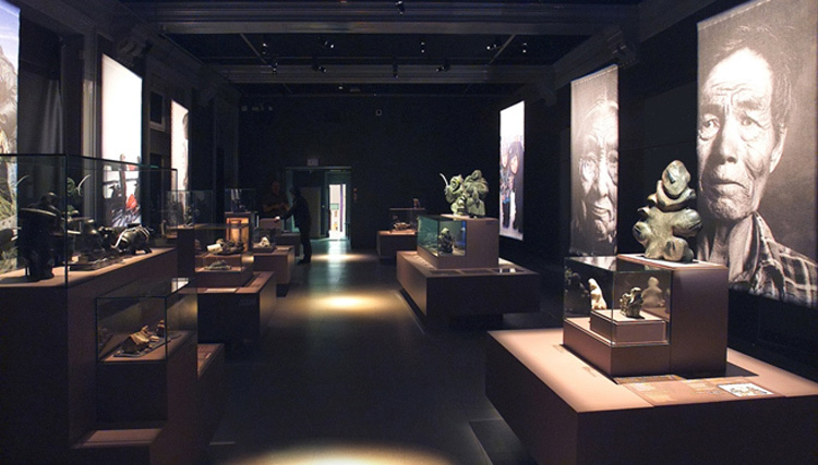 Exposition Inuit, Musée de l’Homme, Paris – Scénographe : Mehl’Usine - Conception lumière et photo : Marc Dumas