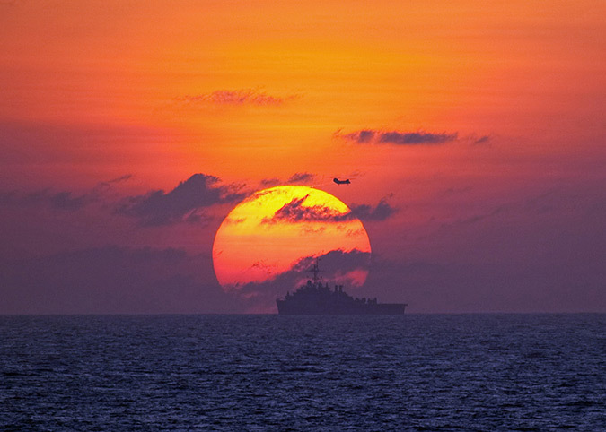 Soleil couchant au dessus de la Chine - Photo : US Navy, Cmdr, Ed Thompson