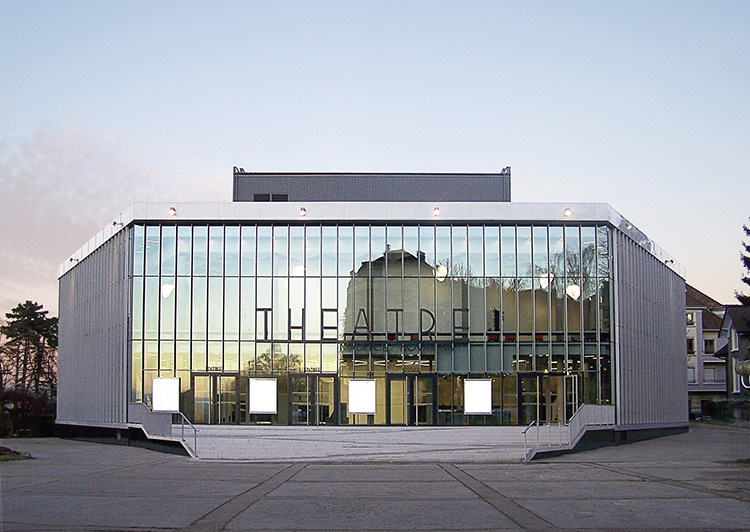 Façade principale de la place, de jour - Théâtre Novarina, Thonon-les-Bains, France © WIMM architectes