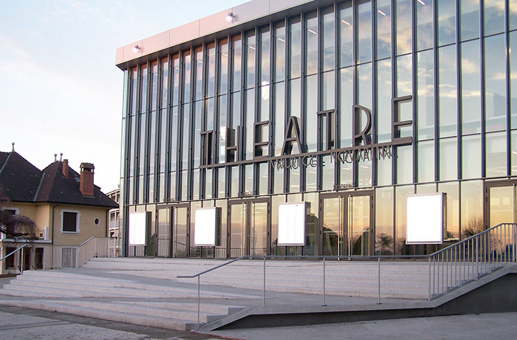 Façade vue latérale - Théâtre Novarina, Thonon-les-Bains, France © WIMM architectes