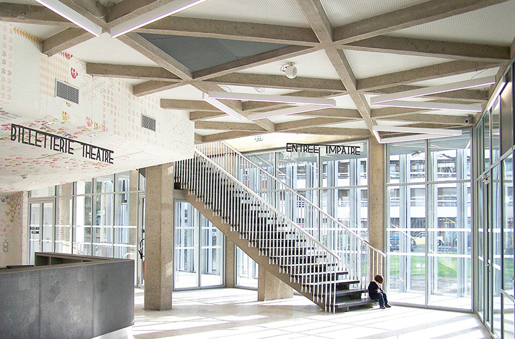 Hall d'entrée - Théâtre Novarina, Thonon-les-Bains, France © WIMM architectes
