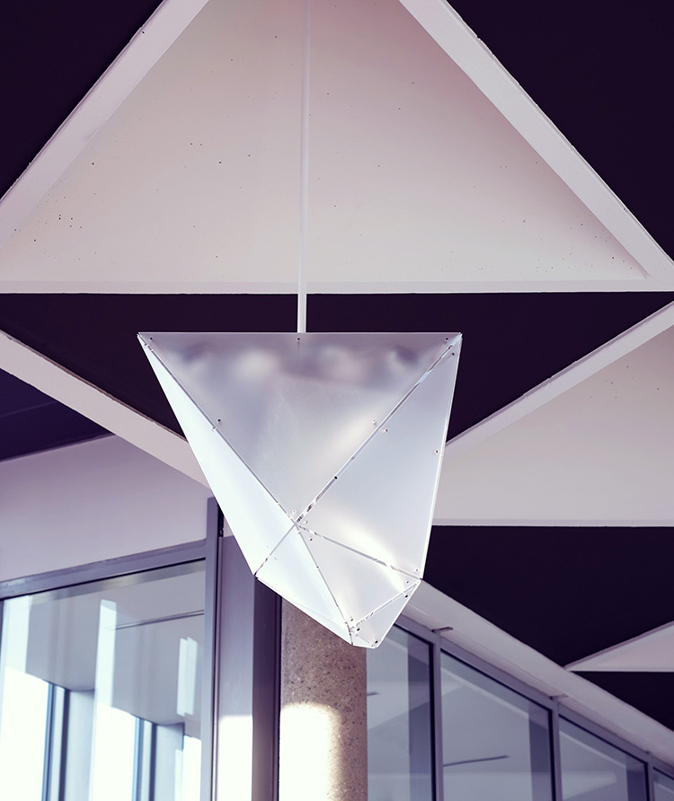 Lustre polyèdre - Théâtre Novarina, Thonon-les-Bains, France © C3 Cube, Gaspard Lautrey
