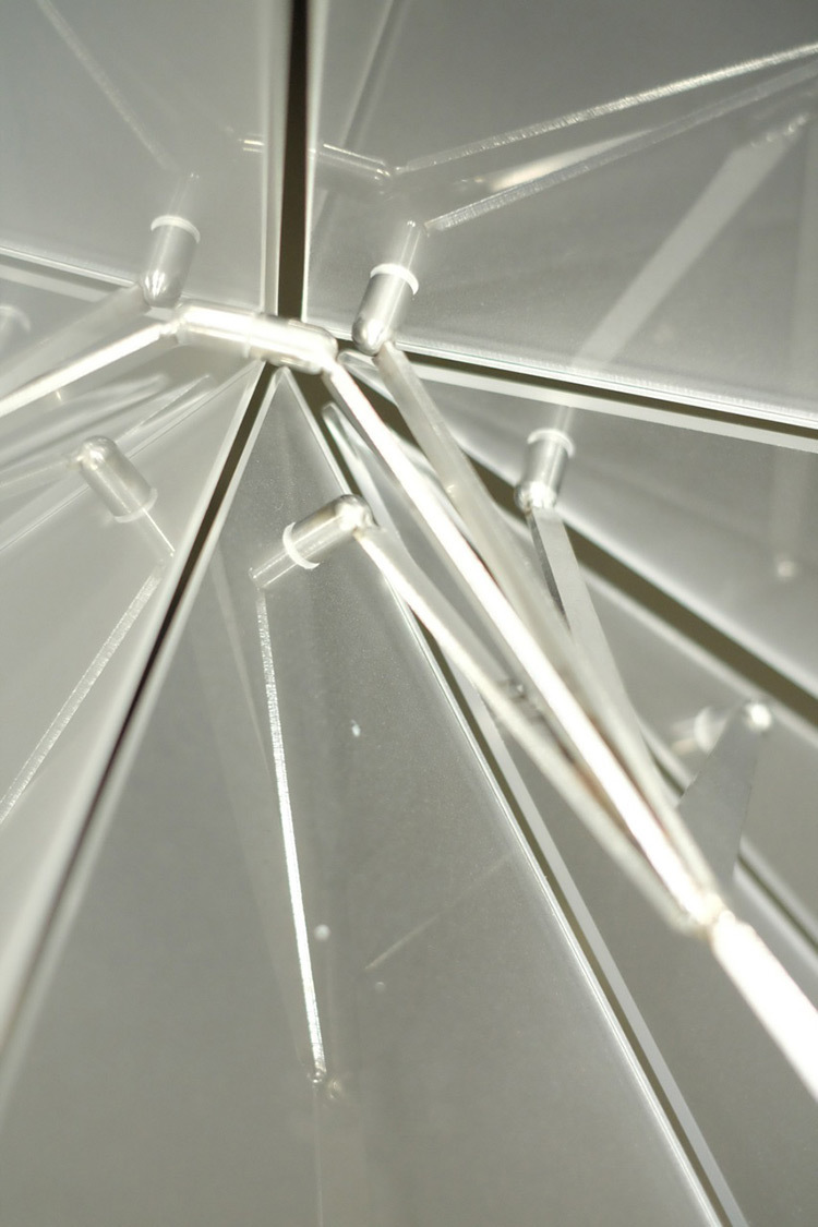 Détail intérieur - Lustre polyèdre - Théâtre Novarina, Thonon-les-Bains, France © C3 Cube, Gaspard Lautrey