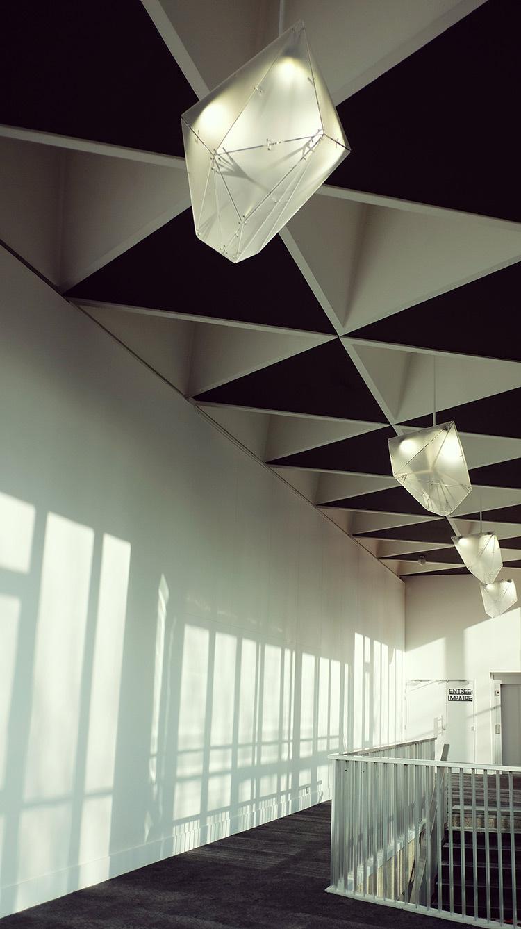 Promenoir 2015 - Lustres polyèdre en enfilade - Théâtre Novarina, Thonon-les-Bains, France © C3 Cube, Gaspard Lautrey