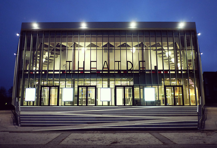 Façade de nuit avec l'éclairage intérieur et lustres polyèdre - Théâtre Novarina, Thonon-les-Bains, France © WIMM architectes