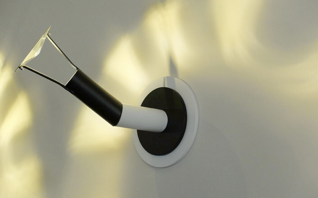 L'ardent, lampe en applique, acier laqué, laiton poli brillant - Vue latérale - Design et photo : RICH