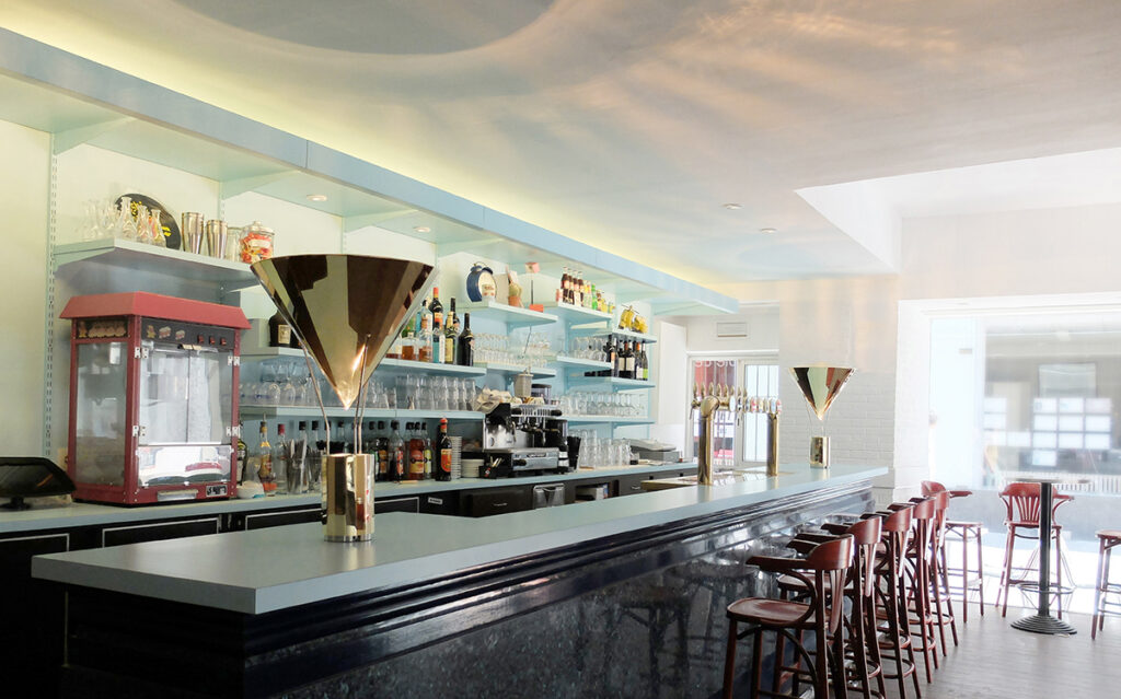 Caf K, Nantes, France vue de jour, comptoir de bar avec La gloriette, lampe à posée - Design et photo : RICH