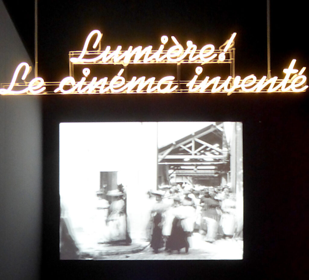 Lumière ! Le cinéma inventé - Entrée de l'exposition - Premier film Lumière - Scénographie : Agence NC - Photo : Vincent Laganier