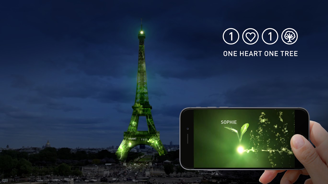 1 Heart 1 Tree - Phase 2 avec le film sur téléphone mobile - Tour Eiffel, Paris, France - Illustration : Naziha Mestaoui