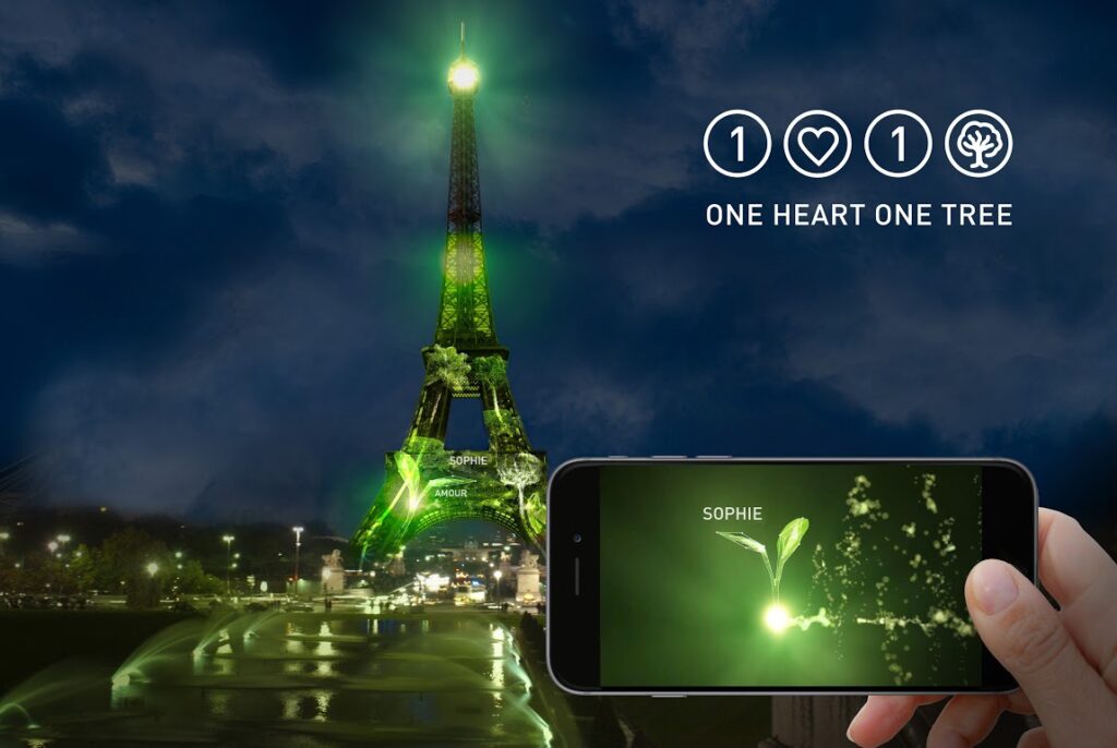 1 Heart 1 Tree - Phase 2 avec le film sur téléphone mobile - Tour Eiffel, Paris, France - Illustration : Naziha Mestaoui