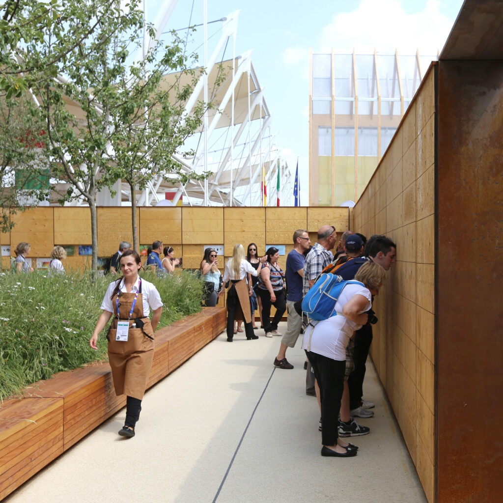 Expo 2015, UK Pavilion, Milan, Italy - Le spectateur est invité à découvrir la thèmatique du pavillon Expo 2015, UK Pavillon, Milan, Italy - Architects BDP - Artist Wolfgang Buttress - Photo Jean-Yves Soetinck