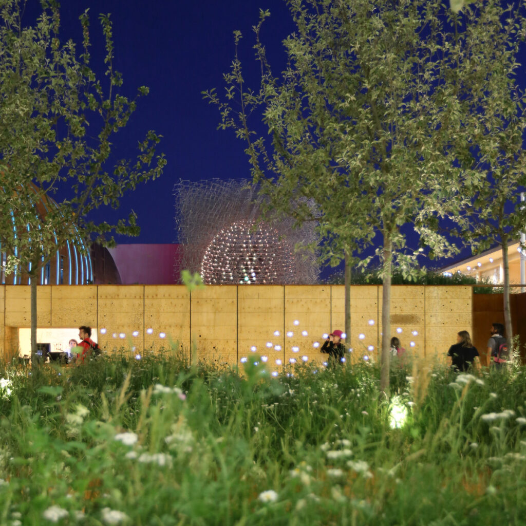 Depuis l'entrée - Expo 2015, UK Pavillon, Milan, Italy - Architects BDP - Artist Wolfgang Buttress - Photo Jean-Yves Soetinck