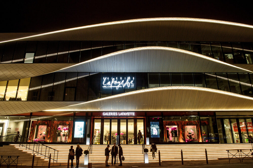Galeries Lafayette, Centre Bourse, Marseille, France - Citynove, Architectes Moatti-Rivière Conception Lumière 8'18'' - Photo François Moura