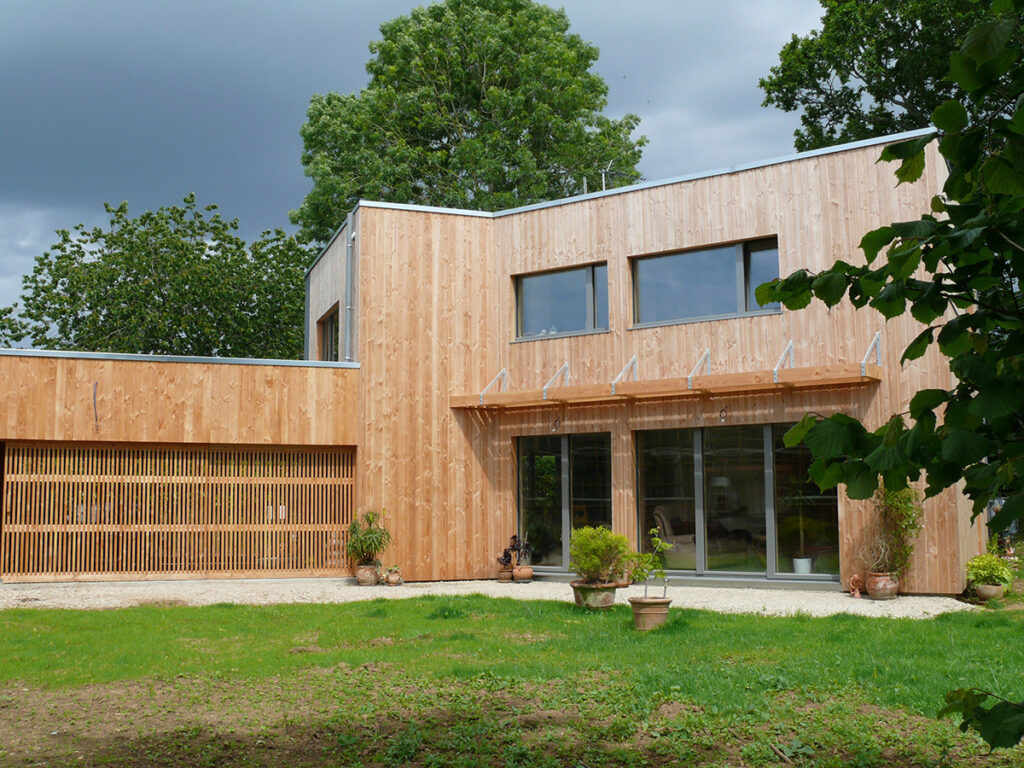 Vue du jardin - Maison passive pour jeunes retraités, Gouesnac’h, Finistère - Architecte et photo : Katia Hervouet, OGMA Architecture