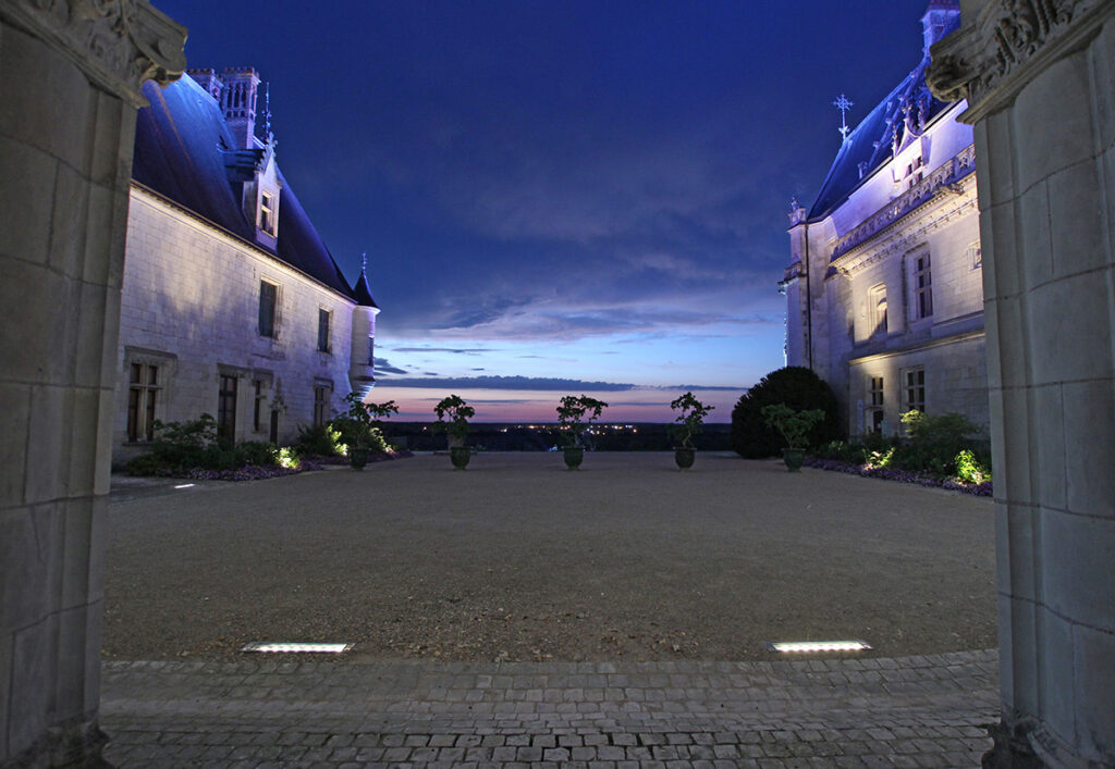 Axe de la cour intérieure sur horizon - Château de Chaumont-sur-Loire, France - Conception lumière et photo Neolight