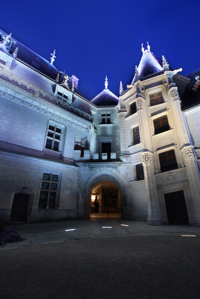 Vue de la cour intérieure - Château de Chaumont-sur-Loire, France - Conception lumière et photo Neolight