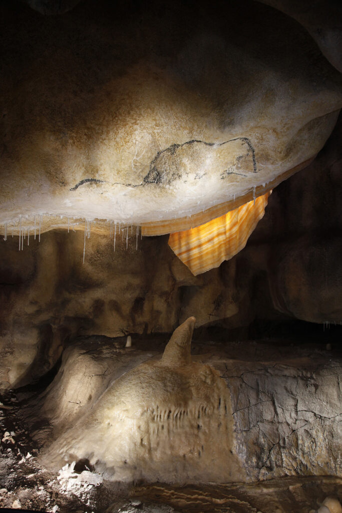Contre-jour sur les draperies © Patrick Aventurier - Caverne du Pont d'Arc