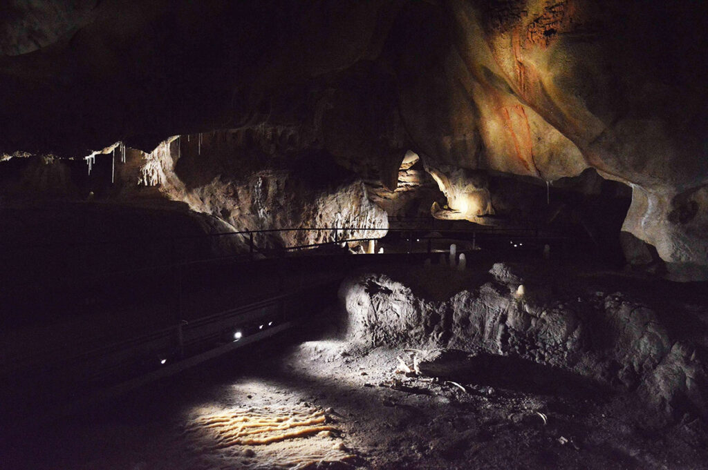 Eclairage depuis le dessous des passerelles © Ponctuelle - Caverne du Pont d'Arc