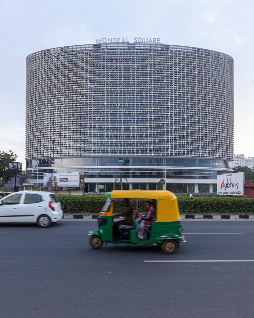 Façade voie rapide Sarkhej-Gandhinagar - Mondeal Square, Ahmedabad, Inde © Blocher Blocher Partners Architecture and Design