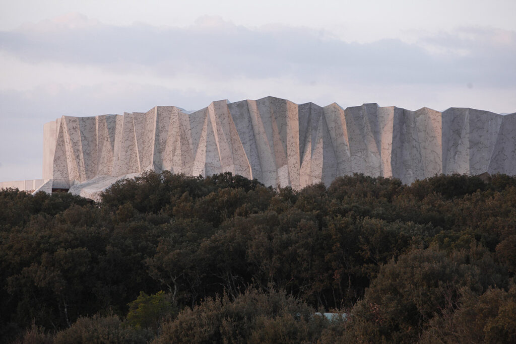 Vue lointaine - Caverne du Pont d'Arc, Ardèche © Fabre-Speller Architectes, Atelier 3A, F. Neau, Scène, Sycpa - Photo Patrick Aventurier