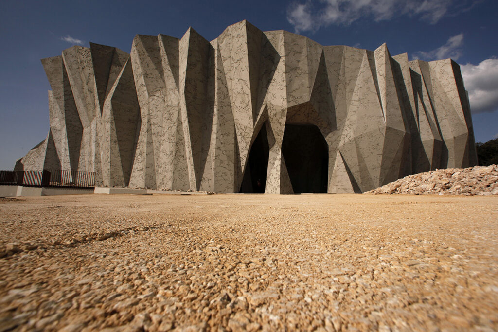 Vue de l'entrée - Caverne du Pont d'Arc, Ardèche © Fabre-Speller Architectes, Atelier 3A, F. Neau, Scène, Sycpa - Photo Patrick Aventurier