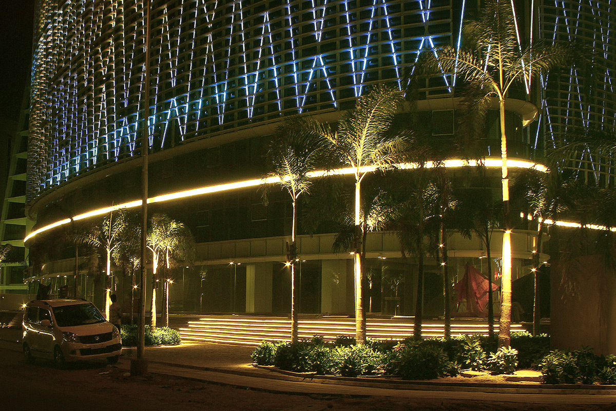 Mondeal square, Ahmedabad, Inde - Entrée des commerces - Architectes et photo Blocher Blocher Partners - Conception lumière Atelier dada