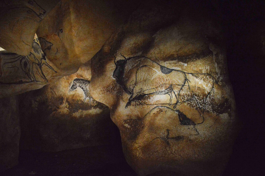 Panneau des lions avec un bison © Ponctuelle - Caverne du Pont d'Arc