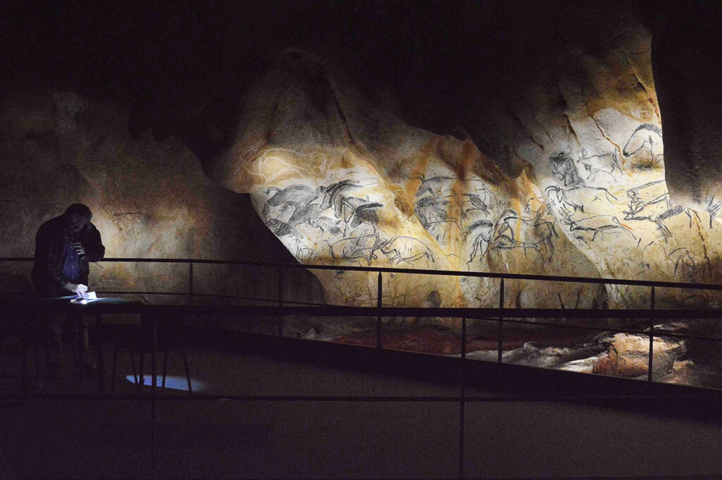 Pendant les réglages lumière du panneau des chevaux © Ponctuelle - Caverne du Pont d'Arc