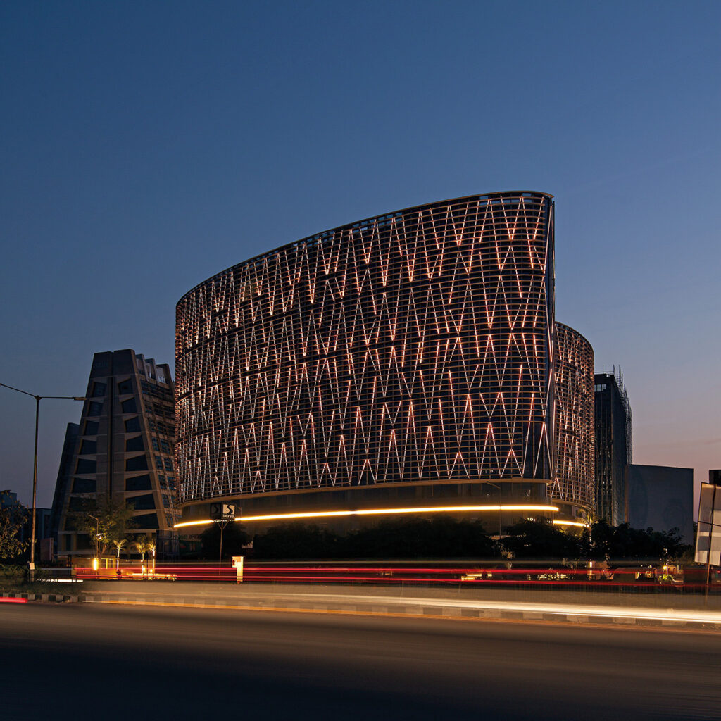 Vue au crépuscule - Mondeal Square, Ahmedabad, Inde © Blocher Blocher Partners Architecture and Design