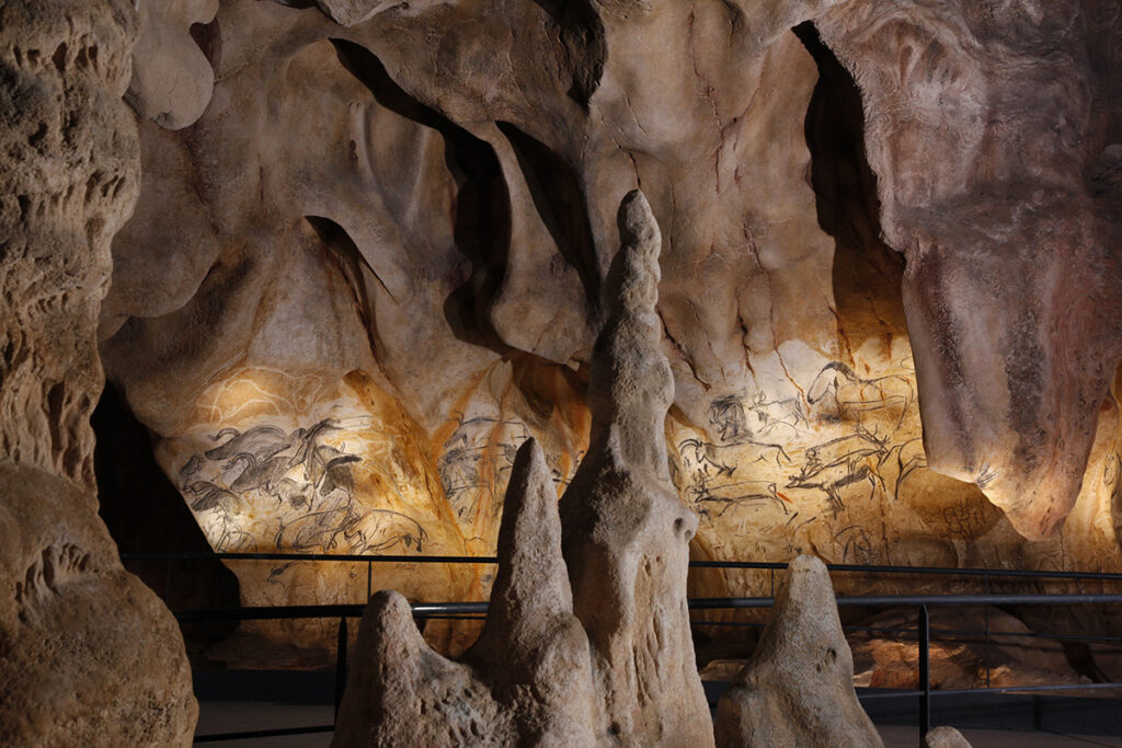 Vue d'ensemble du panneau des chevaux © Patrick Aventurier - Caverne du Pont d'Arc