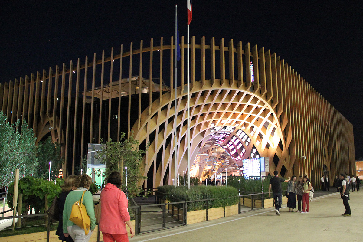 Expo 2015, Pavillon France, Milan, Italie - Architecture, la nuit - Architectes XTU - Scénographie Adeline Rispal - Conception Lumiere Licht Kunst Licht - Photo Vincent Laganier