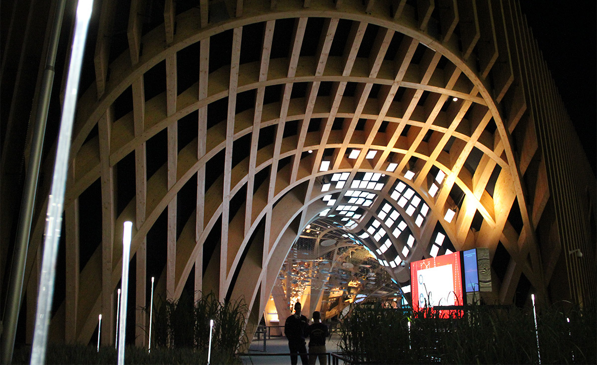 Expo 2015, Pavillon France, Milan, Italie - Entrée, la nuit - Architectes XTU - Scénographie Adeline Rispal - Conception Lumiere Licht Kunst Licht - Photo Vincent Laganier