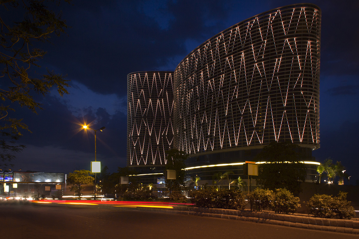 Mondeal square, Ahmedabad, Inde - Scène à 21h - Architectes Blocher Blocher Partners - Conception lumiere et photo Atelier dada