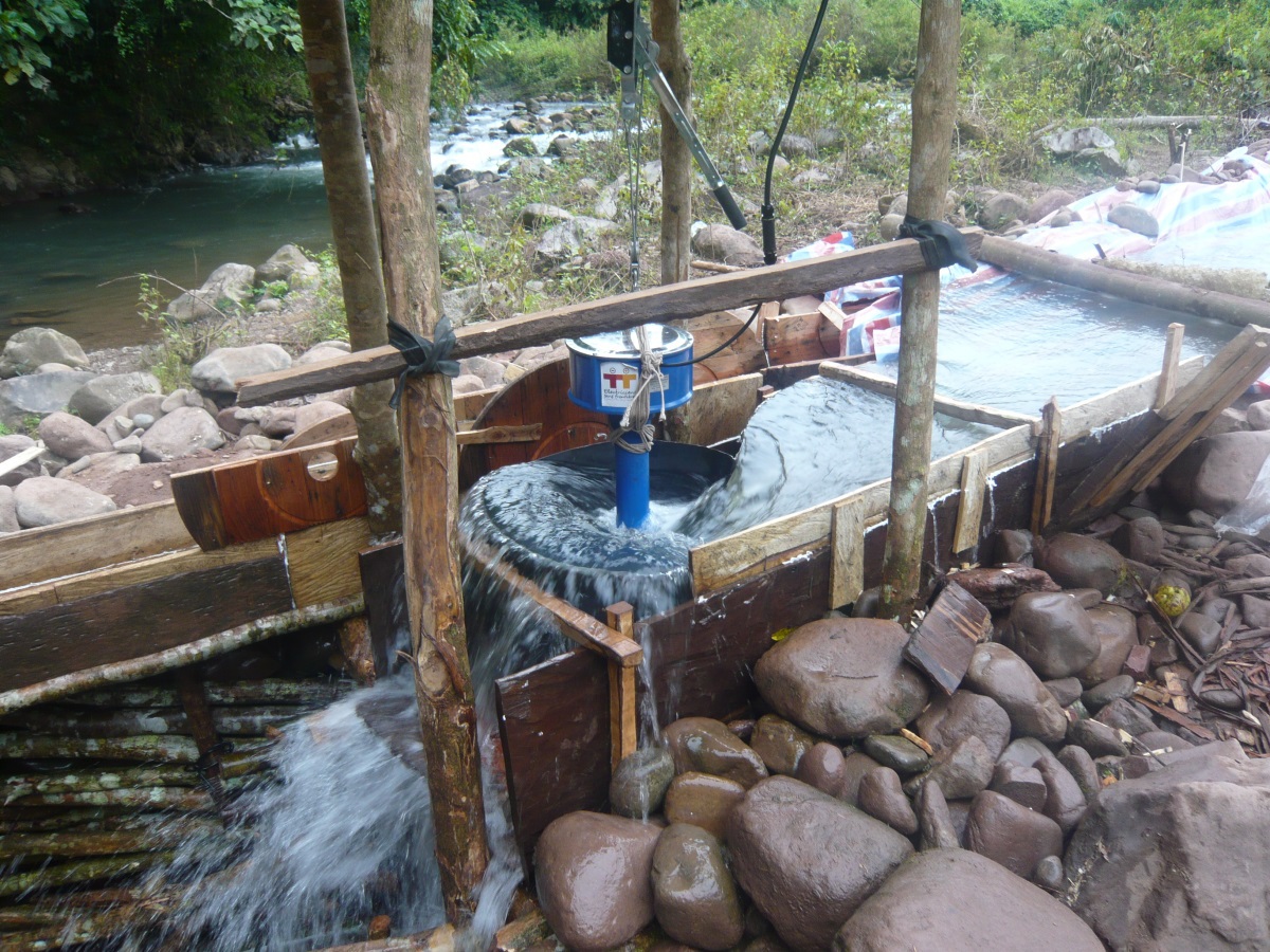 Picoturbine installée au Laos - Photo : Électriciens sans frontières