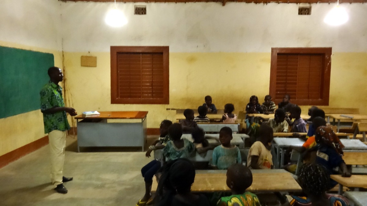Salle de classe du village de Kassakongo, Burkina Faso - 2014 - Photo : Électriciens sans frontières