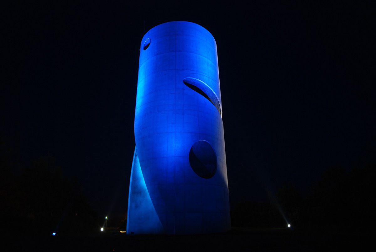 Lundi - Château d'eau de Cherbourg-Octeville - Architecte et scénographie Atelier-Lab - Conception lumière et photo I.C.O.N.