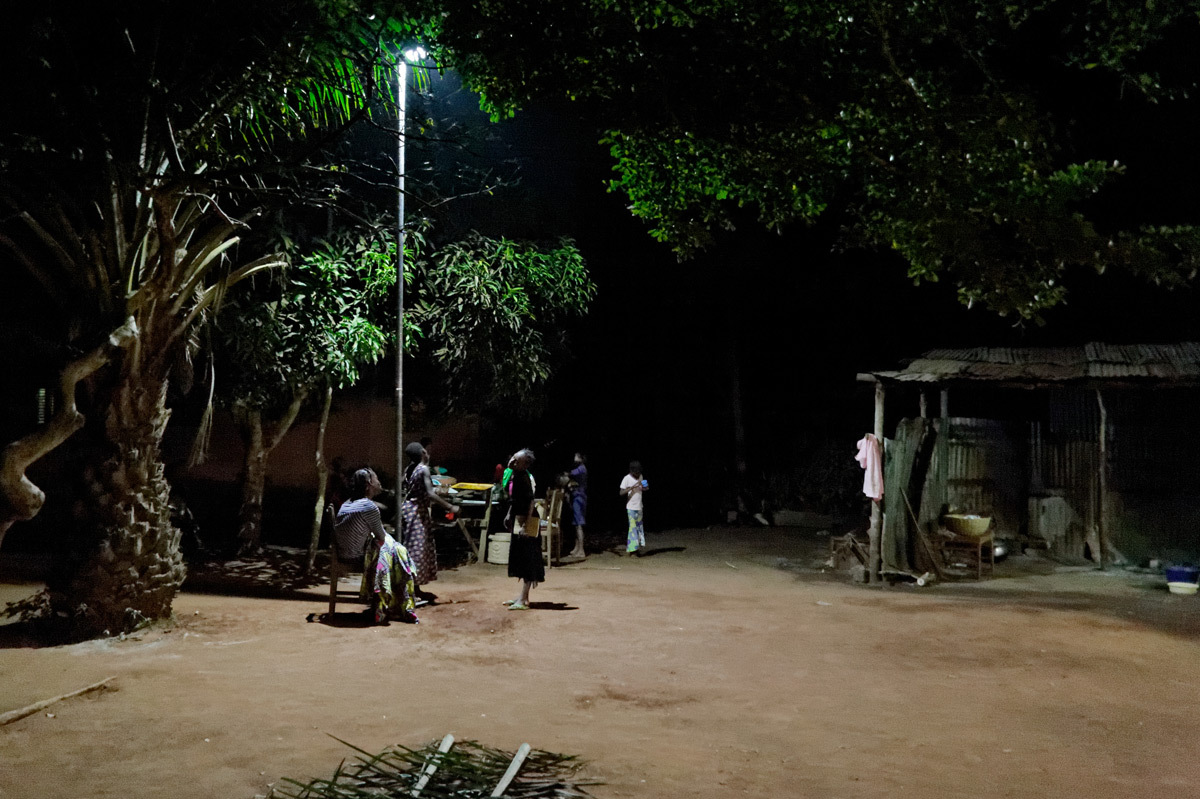 Eclairage de nuit dans un orphelinat au Bénin - Photo Electriciens sans frontières
