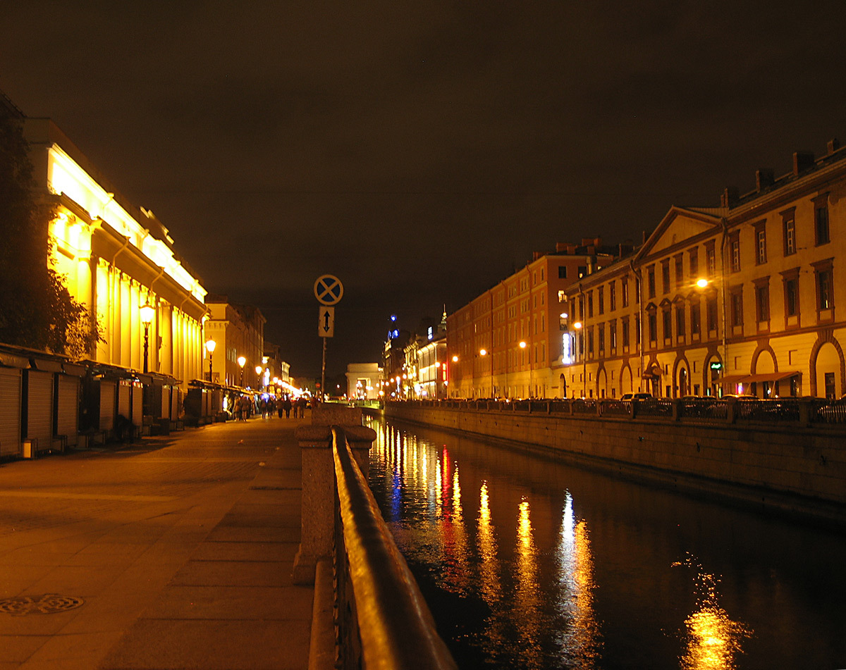 Saint-Pétersbourg by night - Photo Roger Narboni