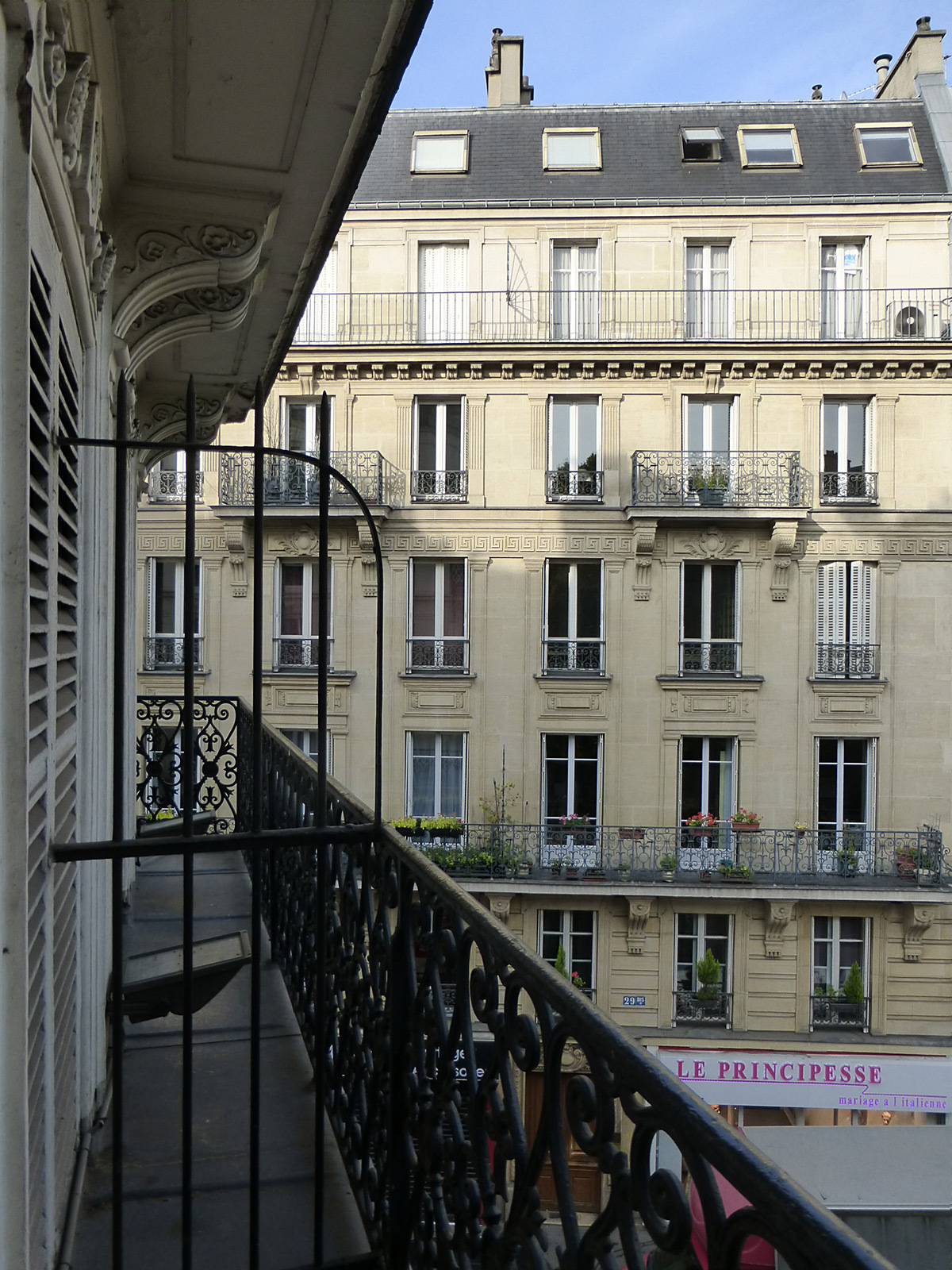 Façade immeuble, rue de Rocroy, Paris, France - Photo Vincent Laganier