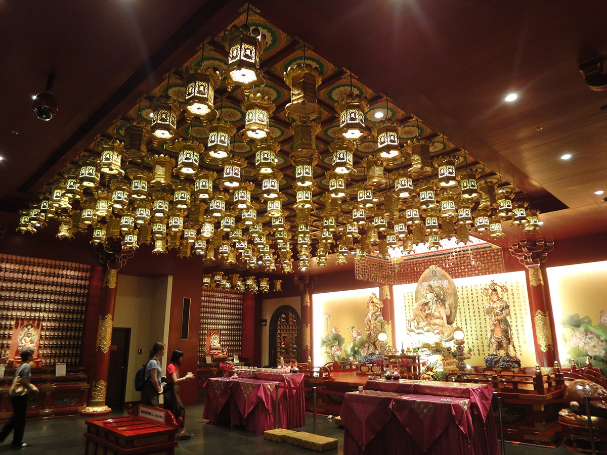 Intérieur d'un temple chinois bouddhiste © Roger Narboni