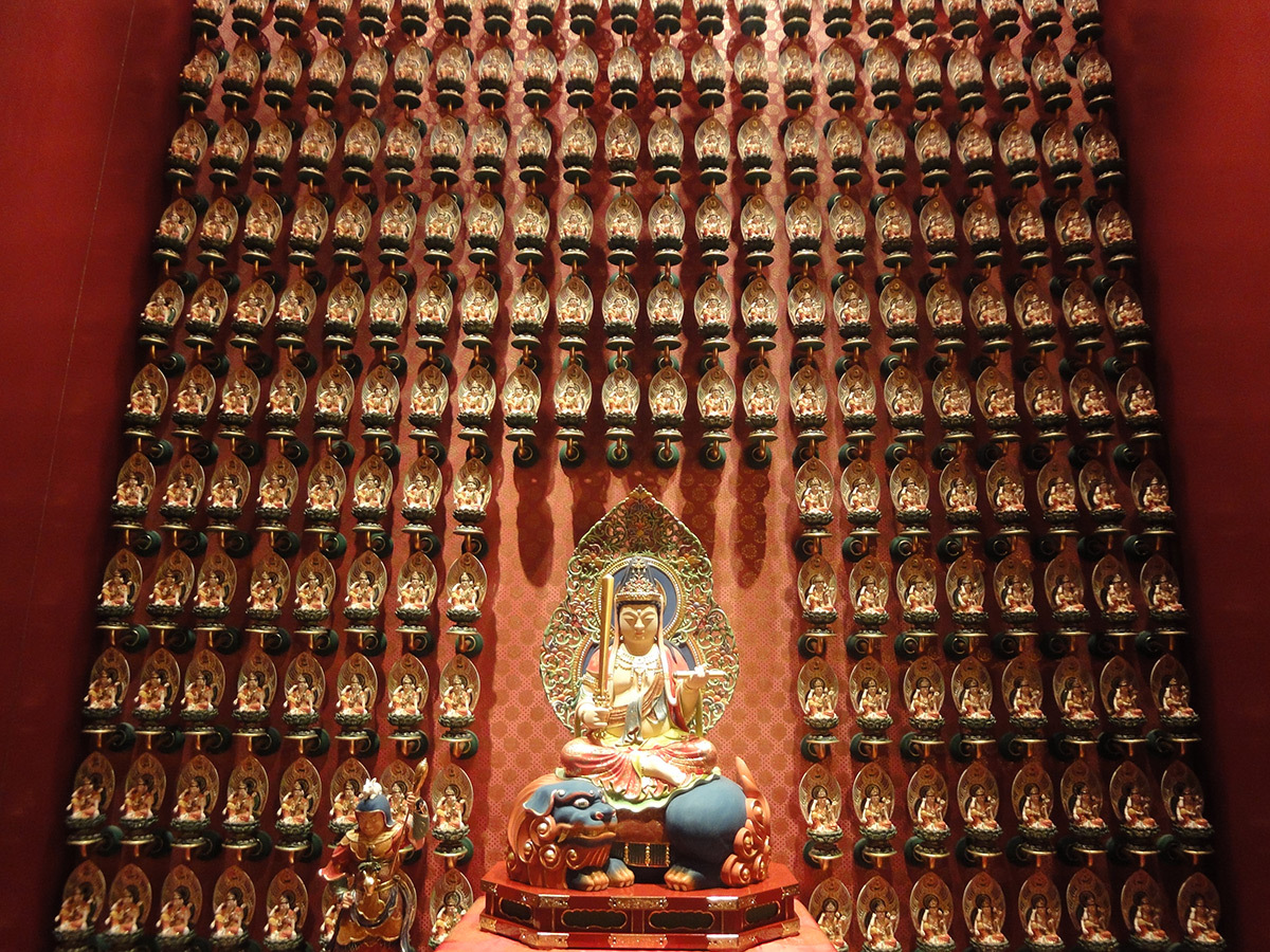 Intérieur d'un temple chinois bouddhiste © Roger Narboni