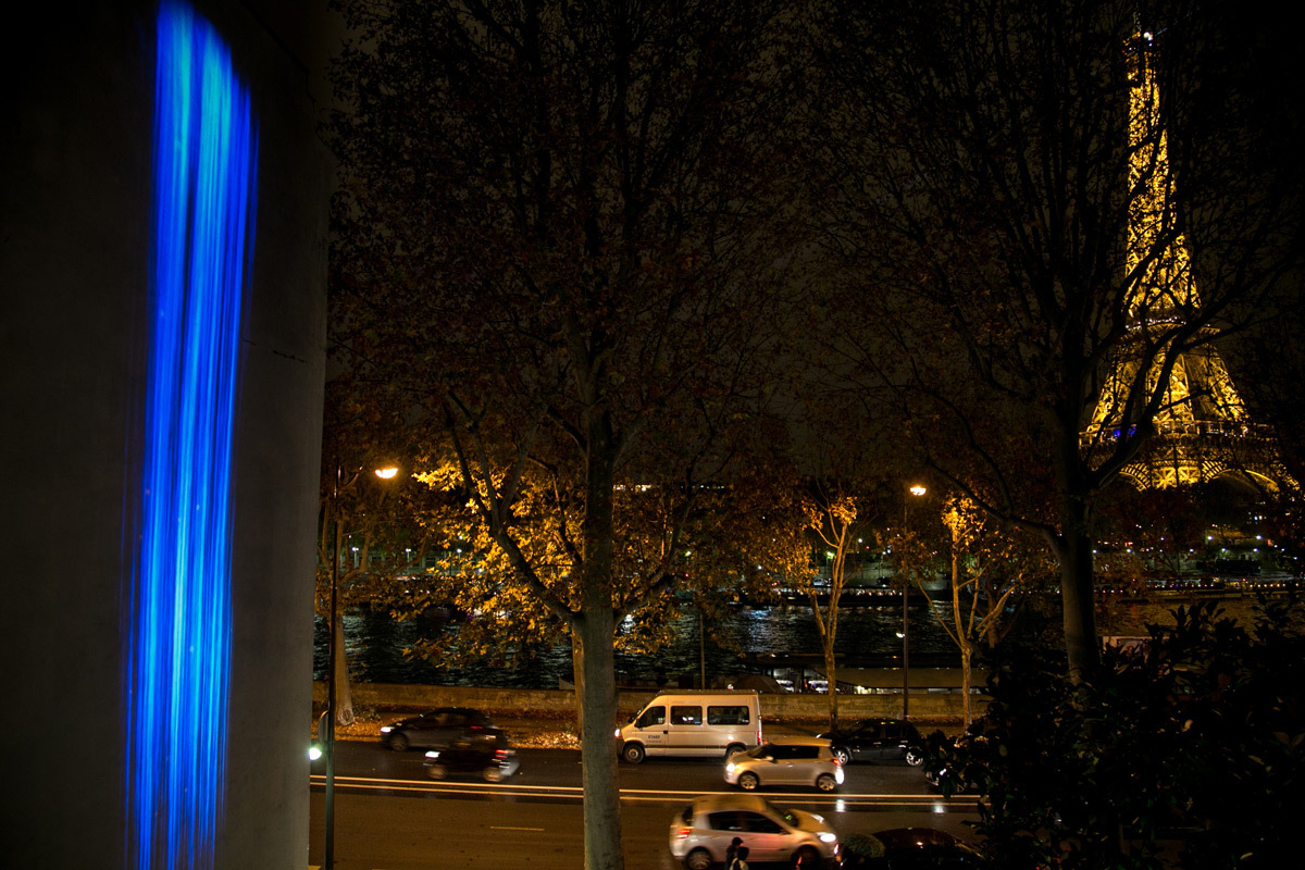 Particle Falls de Andrea Polli, Mona Bismarck American Center, Paris, France - proche de la Tour Eiffel mise en lumière par Pierre Bideau © Nicolas Katz - SNTE