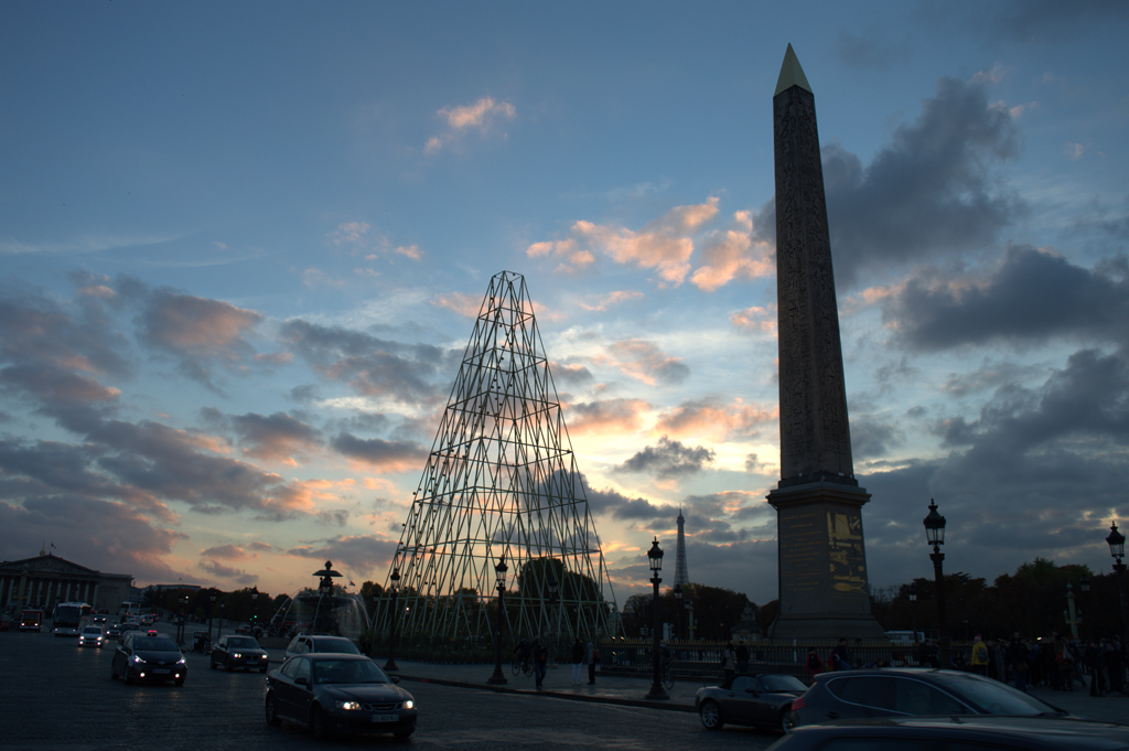 Phares de Milène Guermont, vue au crépuscule - Obélisque, Place de la Concorde, Paris, France