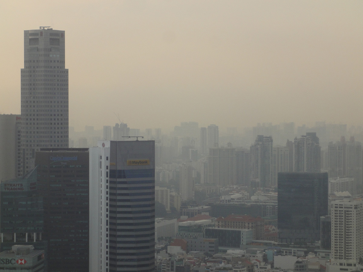 Un skyline qui s'évanouit dans le ciel pollué © Roger Narboni