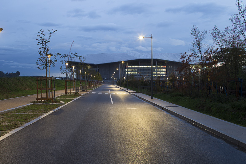 Grand Stade, Décines - Voie routière sur l'Accès Nord - Conception lumière : LEA - Image @Xavier Boymond