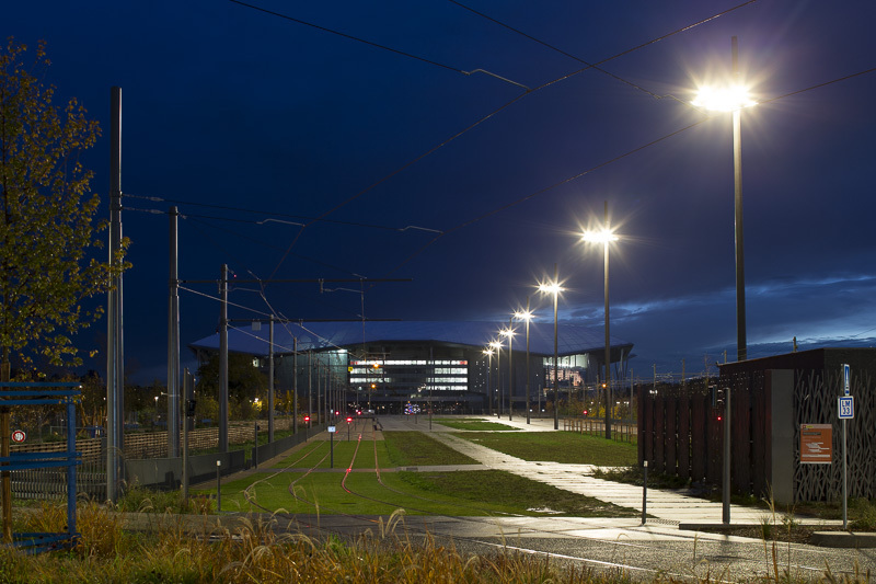 Grand Stade, Décines - Voie du tramway sur l'Accès Nord - Conception lumière : LEA - Image @Xavier Boymond