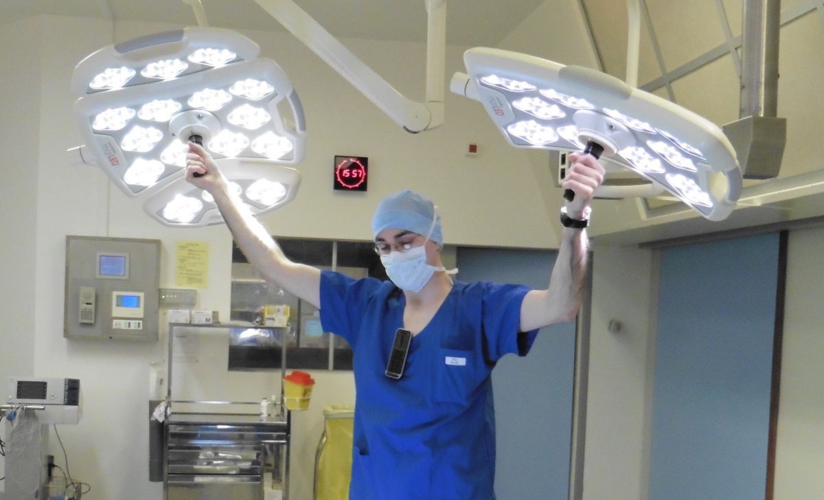Bloc opératoire de neurochirurgie - Réglage de l'éclairage par scialytique par le Dr Bourdillon © Sophie Caclin